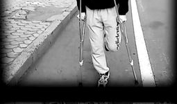 瘸子走路的短视频,短视频中的生活瞬间